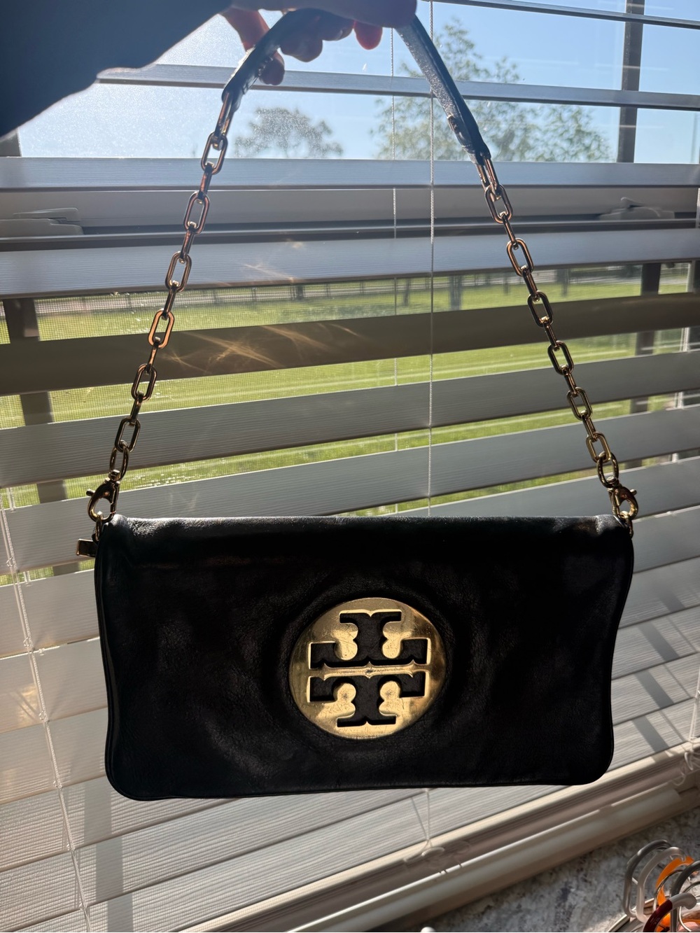 Tory Burch Black Leather Shoulder Bag with Gold Logo Medallion - Picture 5 of 7